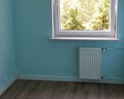 Niewielki pokój pomalowany na turkusowo